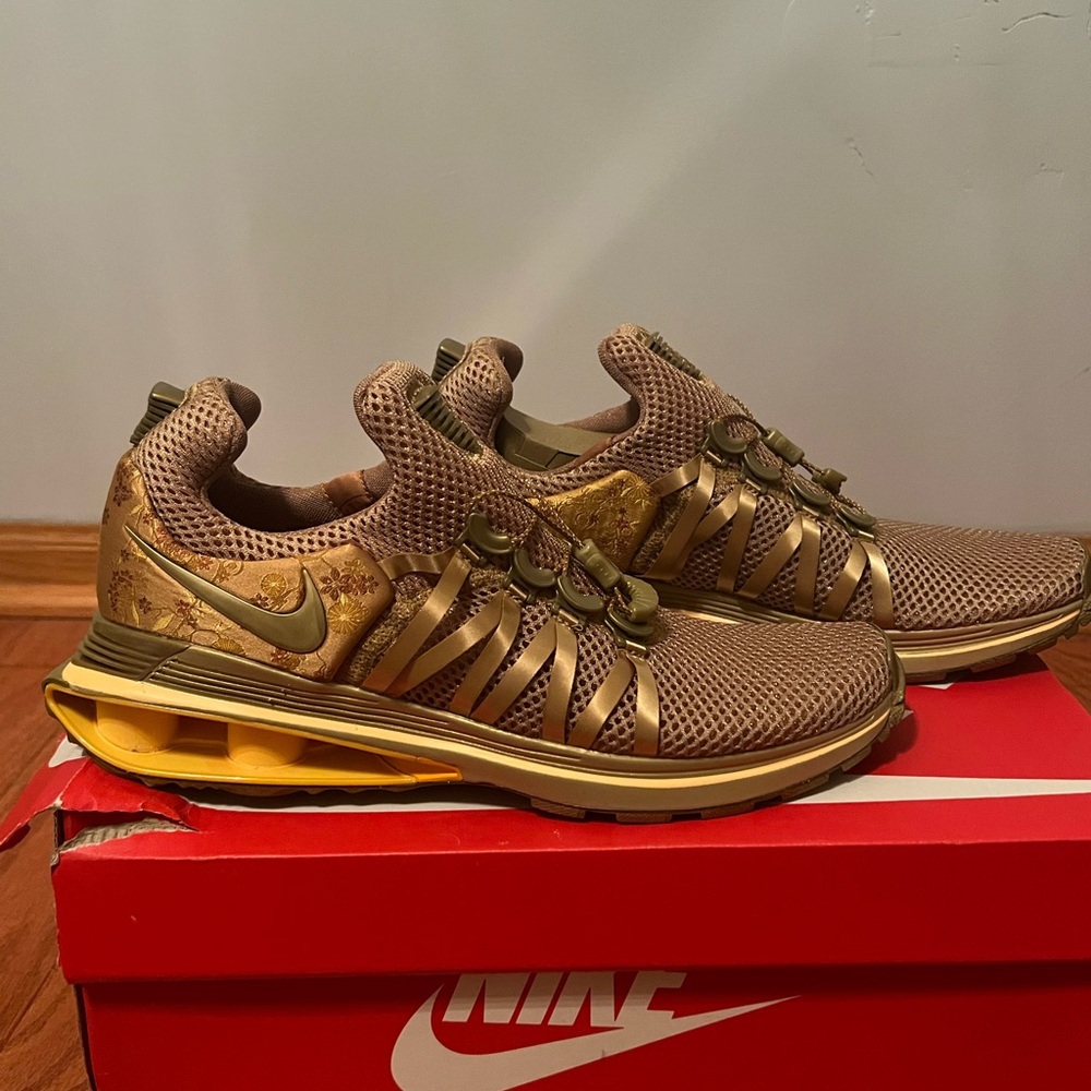 Nike shox gravity metallic gold